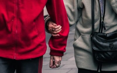 تختلف نظرة الرجل للمرأة حسب فترات عمرية محددة، تعرف عليها