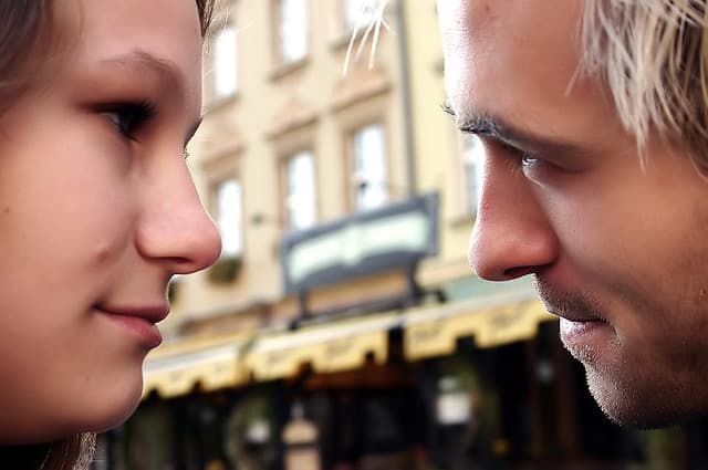 تصرفات إذا وجدت بك فإنك بالفعل مغرم و واقع في الحب