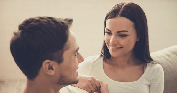 أفضل طريقة تظهرين فيها إعجابك بالرجل