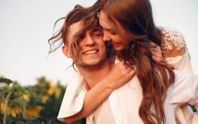 هكذا تختلف نظرة الرجل للمرأة حسب عمره